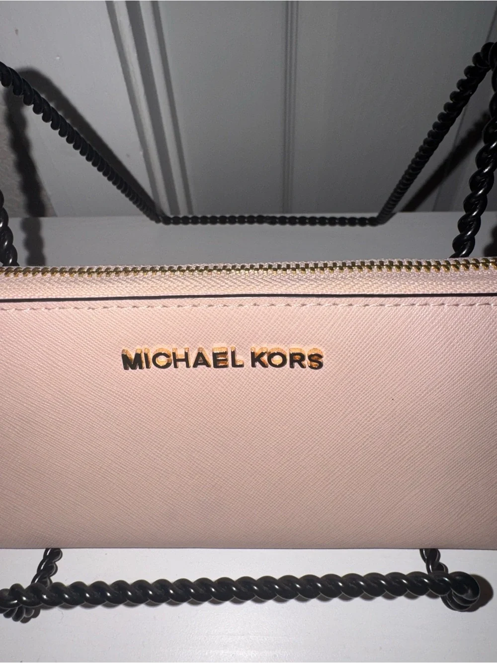 EUCMichael Kors Pale Pink Saffiano Zip Wallet with Gold Logo